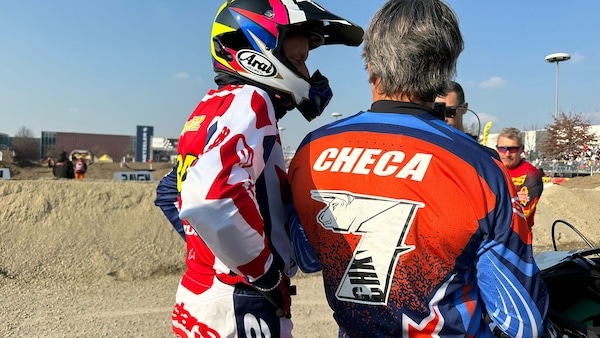 Le leggende del motociclismo si sfidano ad Eicma 2025: da Schwantz a Cairoli