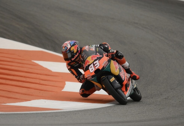 Moto3, Carpe apre il venerdì di Valencia. Pini nono con scivolata