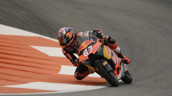 Moto3, Carpe apre il venerdì di Valencia. Pini nono con scivolata