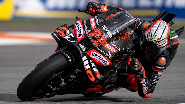 MotoGP, freccia nera a Valencia: quarta Pole per Bezzecchi e Aprilia, Bagnaia senza benzina