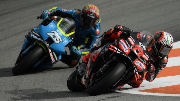 MotoGP, Valencia come Phillip Island: seconda doppietta storica Aprilia, Bezzecchi vince su Fernandez