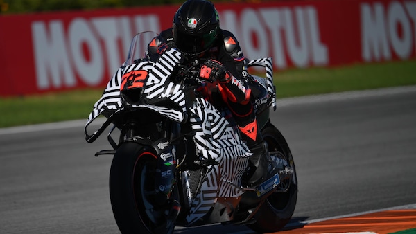 Test Valencia, nuova biplano davanti e alettone da F1 dietro: Aprilia rinnova la sua aerodinamica