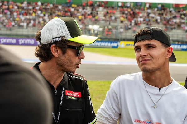 Da Campione a Campione, Valentino Rossi si complimenta con Lando Norris