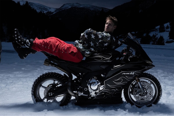 Che mostro la Yamaha R9 di Fabio Quartararo: sulla neve con ruote chiodate