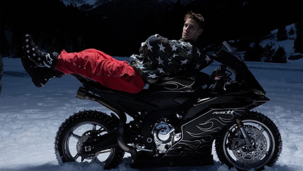 Che mostro la Yamaha R9 di Fabio Quartararo: sulla neve con ruote chiodate