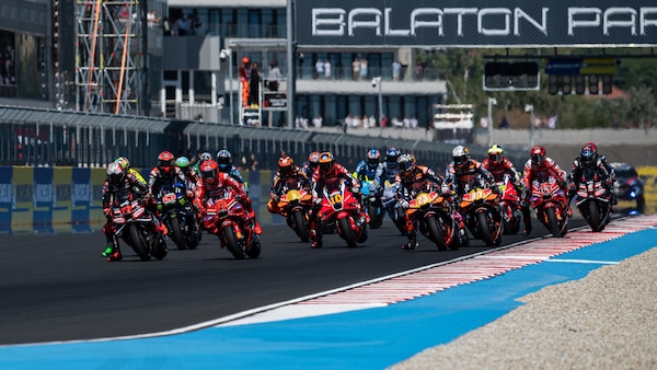 Diritti TV, Warner Bros prosegue la fusione con Netflix: le due ruote attendono