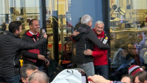 MotoGP, la tensione tra Dall'Igna e Tardozzi si risolve in un abbraccio: “È acqua passata”