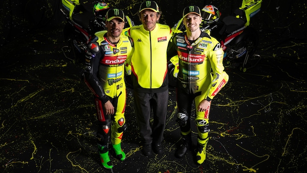 MotoGP, Pertamina Enduro VR46 Racing Team mette un tocco di nero: tutte le foto