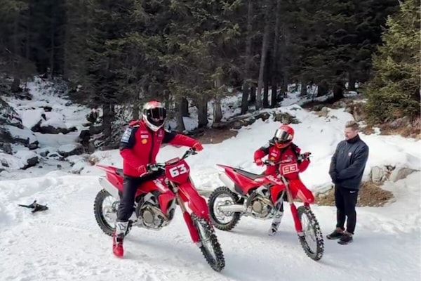Marc Márquez e Pecco Bagnaia a Madonna di Campiglio con le Desmo450 MX sulla neve