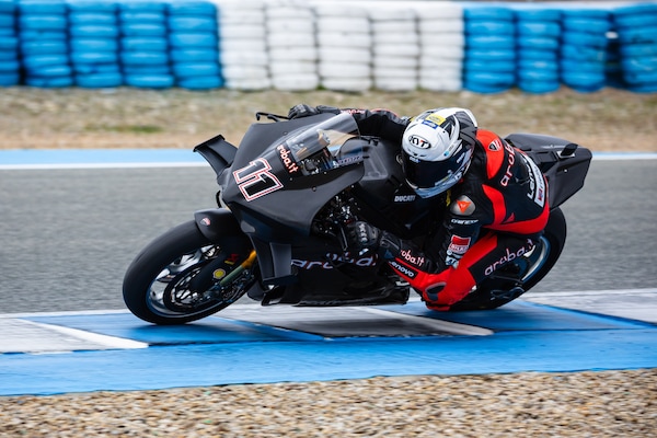 Superbike: Bulega e Ducati sono più forti dell'uragano, è primato nel day 2 ai test di Portimão