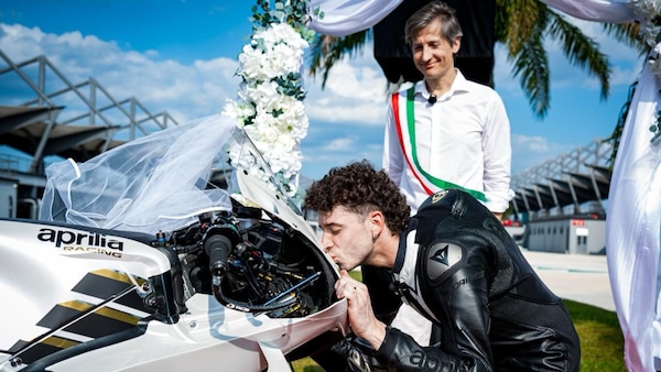 Bezzecchi e Aprilia "promessi sposi": le foto del matrimonio tra Marco e la RS-GP