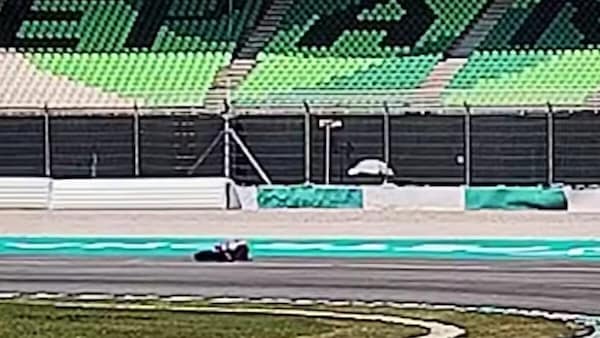 Test di Sepang le inedite foto della prima caduta di Marc Márquez