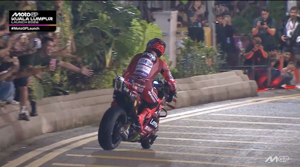 MotoGP, super traversi di Marc Marquez a Kuala Lumpur!