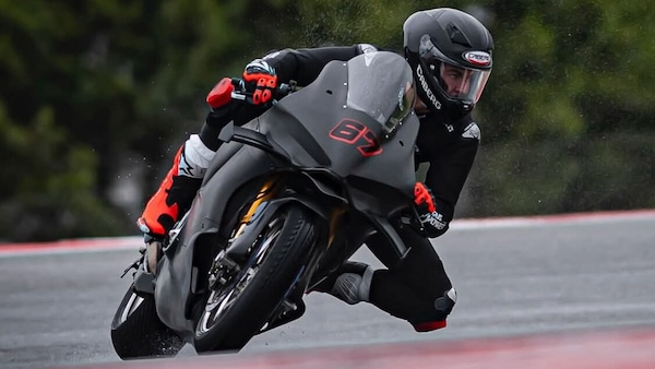 SBK di Phillip Island a rischio pioggia. occhio a Surra, allenatosi sul bagnato di Portimao