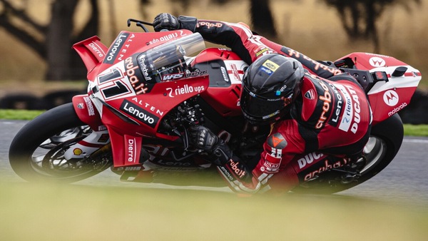 SBK Australia, "gioca" con gli avversari, poi li semina: Bulega firma anche la Superpole Race