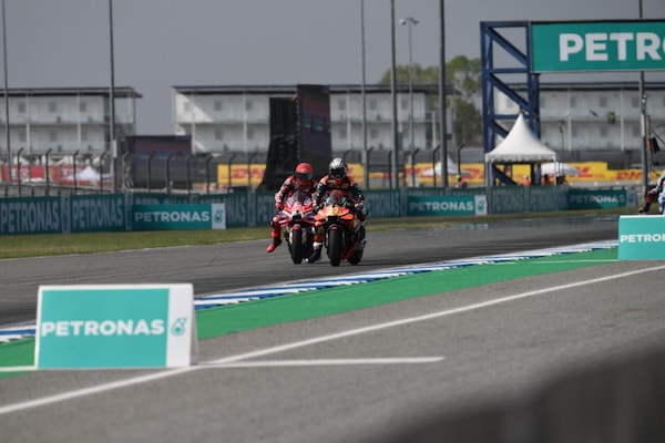 MotoGP Sprint Thailandia, il sorpasso incriminato tra Marc Marquez e Pedro Acosta