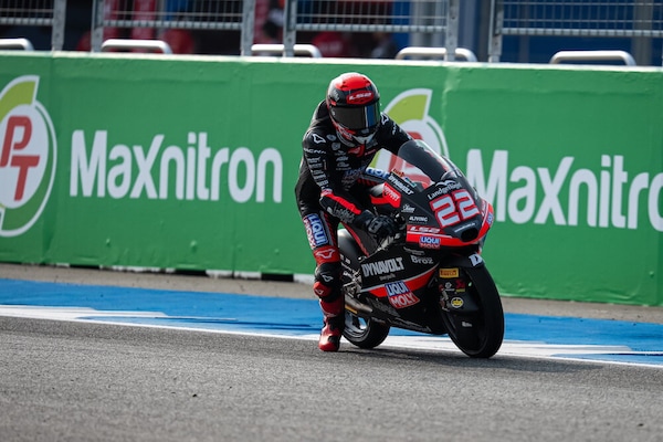 Moto3 Buriram: Almansa trionfa al fotofinish, beffato Quiles, 20esimo Pini