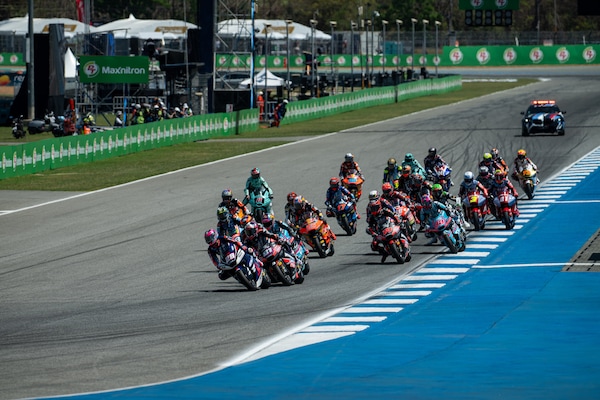Moto2, errata corrige della Direzione Gara: assegnato metà punteggio a Buriram