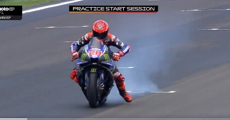 MotoGP, Quartararo show: fumata e intraversa la Yamaha in partenza