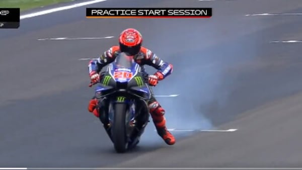 Quartararo show: fumata e intraversa la Yamaha in partenza