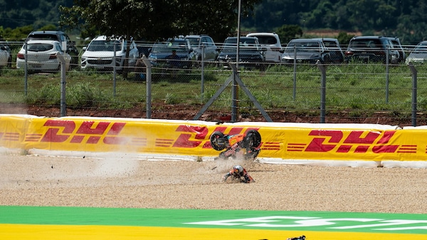 Acosta cade rovinosamente nel Warm Up: moto distrutta
