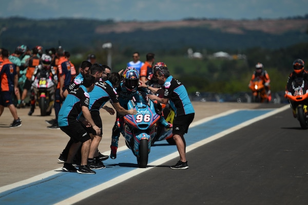 Moto2 Brasile: Daniel Holgado centra la prima vittoria stagionale, settimo Tony Arbolino