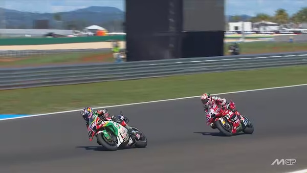 MotoGP Brasile, le foto dell'incredibile caduta di Bagnaia: i dettagli