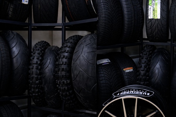 Cosa chiedono davvero i motociclisti quando acquistano le gomme?