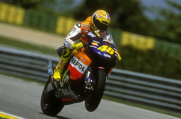 Suzuka 2002, l’alba della MotoGP: 24 anni fa Valentino Rossi firmava la prima vittoria della nuova era