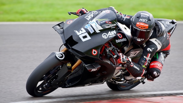 BSB, inizio da sogno per Bimota: la KB998 già al top nei test di Donington