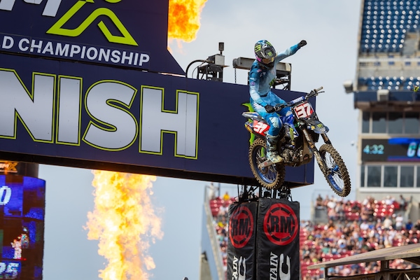 SX250: Davies alza la coppa a Nashville