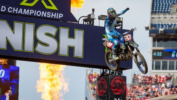 SX250: Davies alza la coppa a Nashville