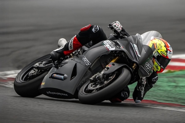 Feel Racing porta al debutto la nuova Panigale V2 per la Supersport 2027