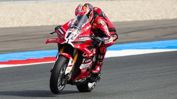 SBK Assen, ennesimo tris Ducati e Bulega (ancora) padrone del venerdì
