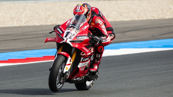 SBK Assen, ennesimo tris Ducati e Bulega (ancora) padrone del venerdì