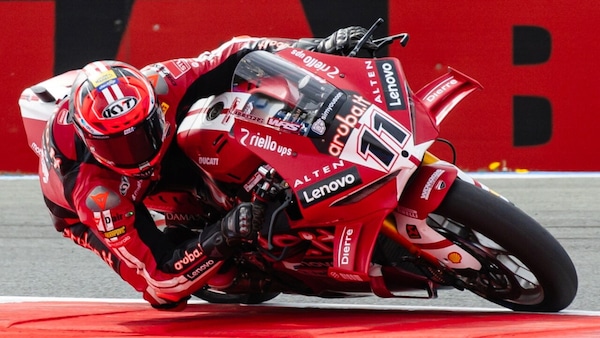 SBK Assen, stampa la Superpole e cade: tutto Bulega in Olanda