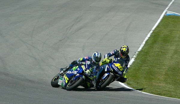 MotoGP, Jerez 2005: lo storico contatto tra Valentino Rossi e Sete Gibernau