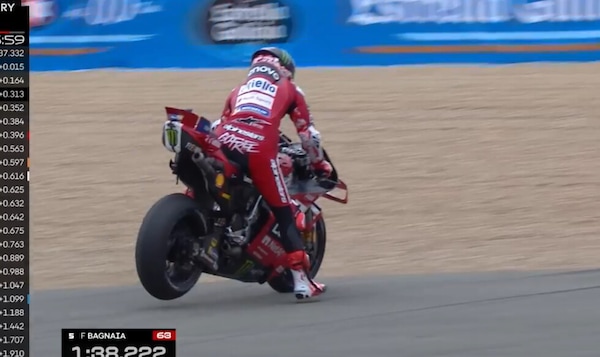 MotoGP Jerez, paura per Bagnaia: va lungo e finisce nella ghiaia
