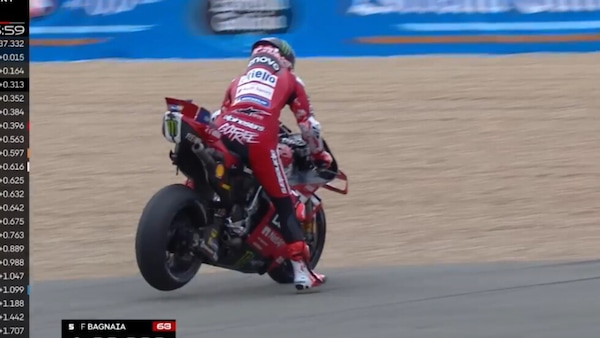 MotoGP Jerez, paura per Bagnaia: va lungo e finisce nella ghiaia