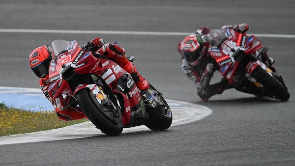 Sprint bagnata e folle a Jerez: Marquez cade e vince davanti a Bagnaia, 3° Morbidelli