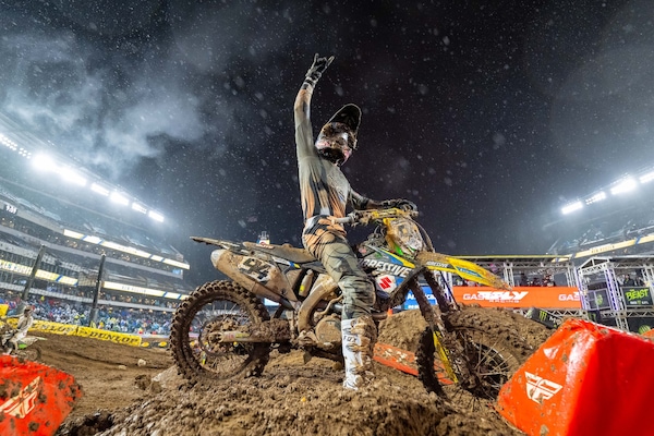 SX450: Roczen si veste di rosso nel fango di Philadelphia