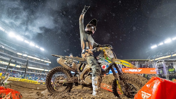 SX450: Roczen si veste di rosso nel fango di Philadelphia