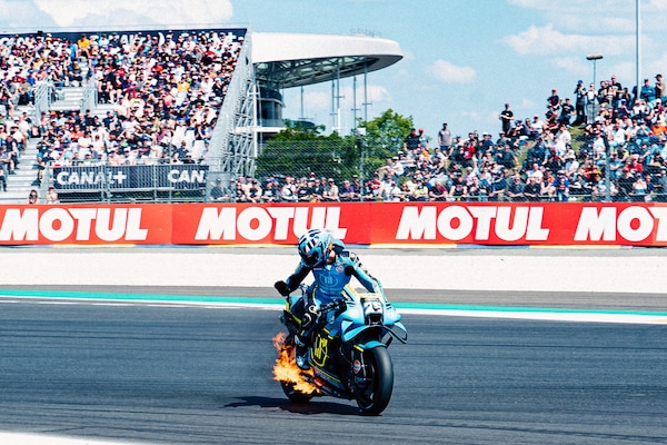 MotoGP Le Mans, in fiamme l'Aprilia di Raul Fernandez: ecco le foto