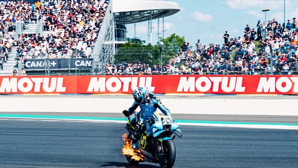 MotoGP Le Mans, in fiamme l'Aprilia di Raul Fernandez: ecco le foto