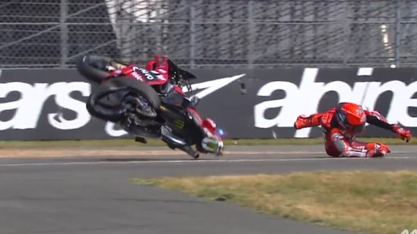 Spaventosa caduta di Marc Marquez, Ducati distrutta: sfiorato il disastro