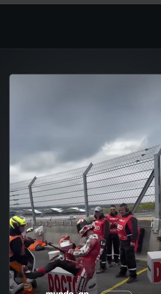 MotoGP, Bagnaia perde la calma e prende a calci tutto