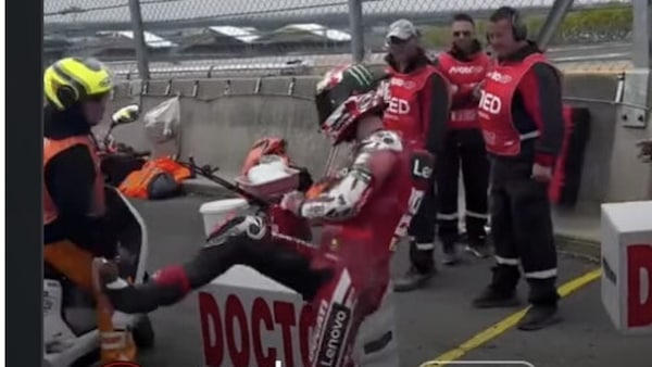 MotoGP, Bagnaia perde la calma e prende a calci tutto