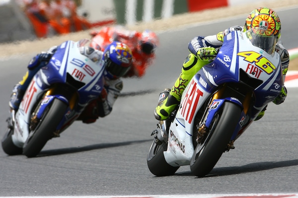 MotoGP Barcellona: al Montmelò il sorpasso entrato nella storia, il duello tra Valentino Rossi e Jorge Lorenzo