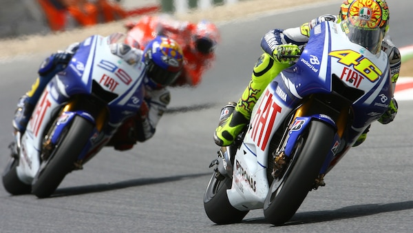 MotoGP Barcellona: al Montmelò il sorpasso entrato nella storia, il duello tra Valentino Rossi e Jorge Lorenzo