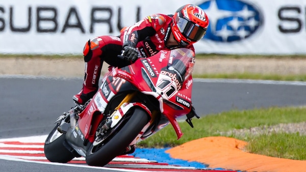 SBK Most, Lecuona ci prova, ma Bulega piega (ancora) Iker. Paura per Petrucci